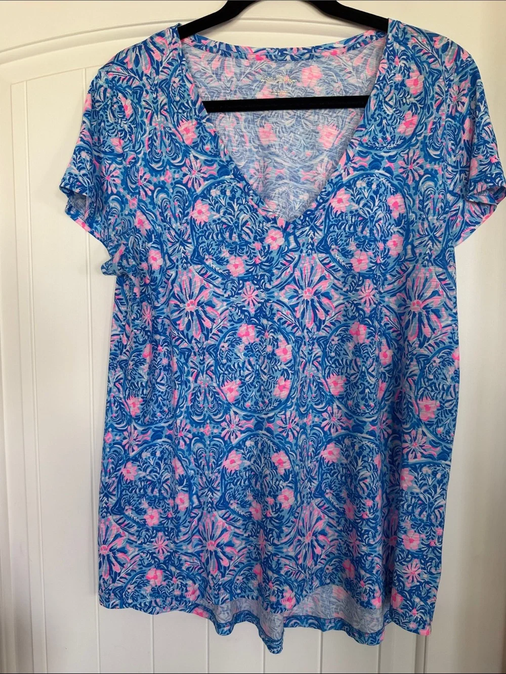 Lilly Pulitzer Etta V Neck T Shirt Size L - Picture 1 of 4